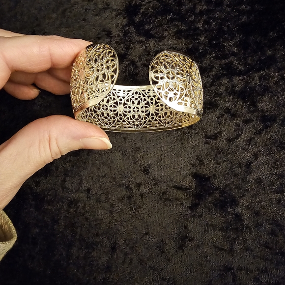 Vintage Lightweight Silver Tone Filigree Cuff - Picture 5 of 6